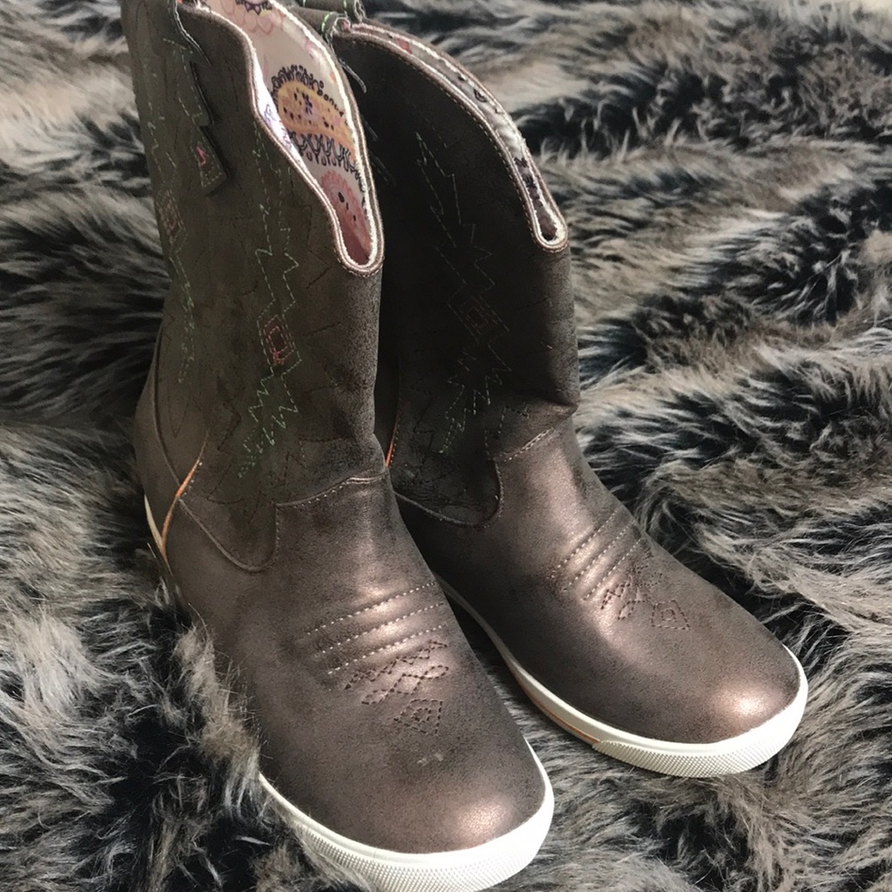 Justin Embroidered Cowboy Boots